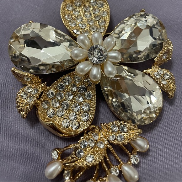 Pearl flower brooch pin - Picture 4 of 4